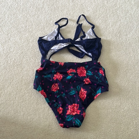 Cutout one piece swim - Picture 2 of 3